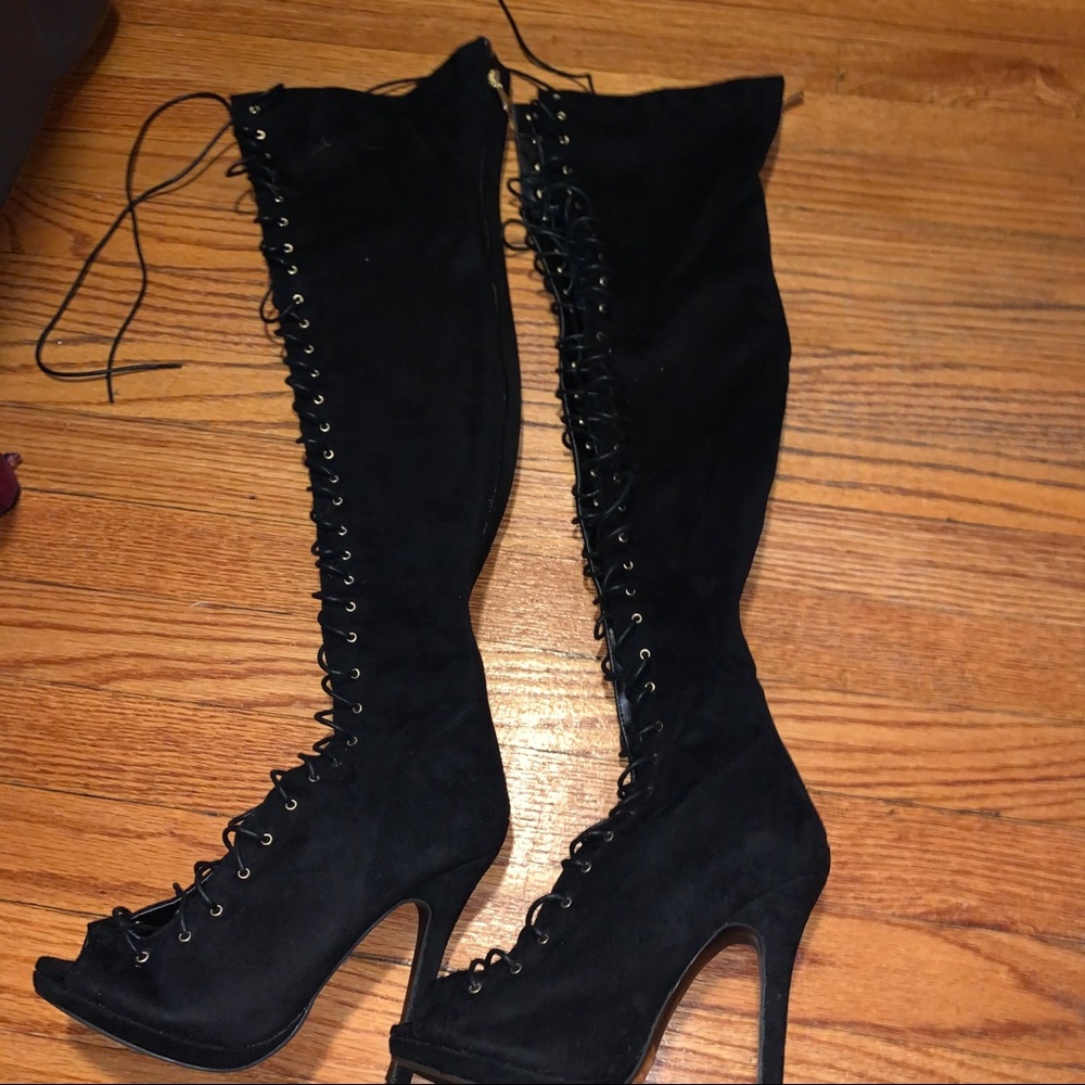Cute laced boots from the front